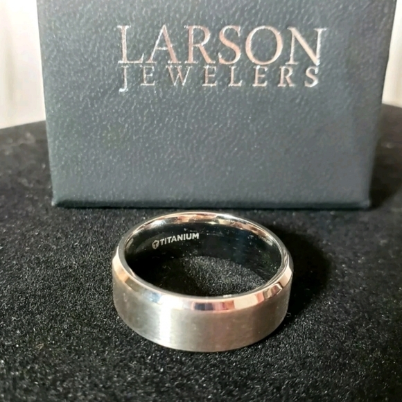 Larson Jewelers Titanium Men's ring - Picture 3 of 7
